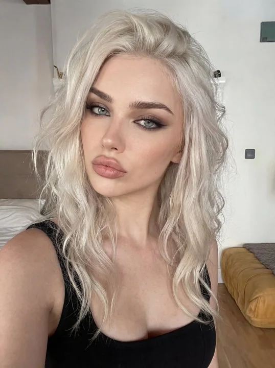 铂金卷发网红风卧室柔光自拍