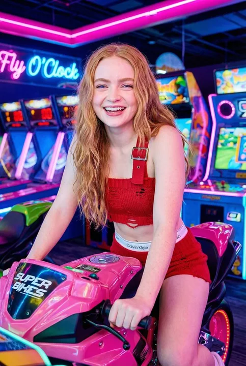 霓虹闪烁的电玩城中红衣金发少女