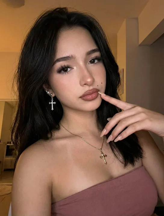 昏暗琥珀光下的高保真妩媚人像特写