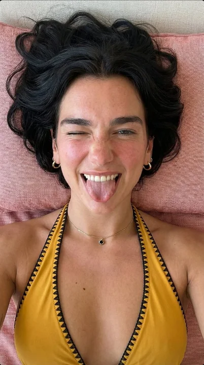 俯拍视角下的俏皮吐舌夏日少女