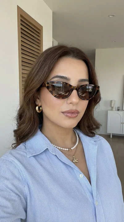 الذاتية مع نظارات شمسية من قشرة الميناء وحبل يوتي من اللؤلؤ
