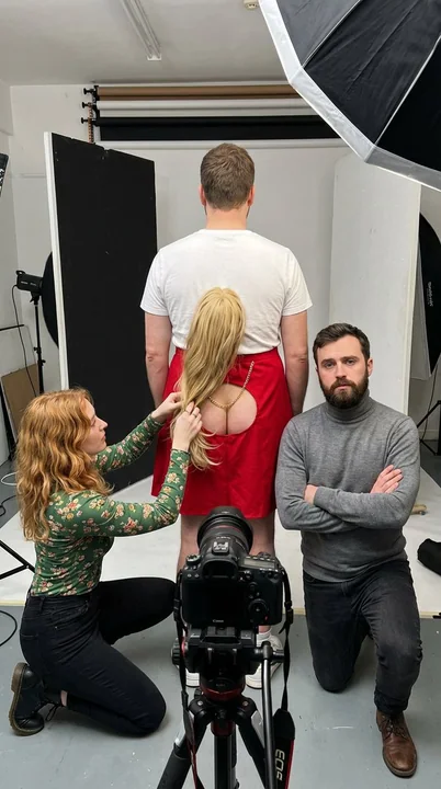 爆笑！男役の男が美女に変身する裏側を大公開