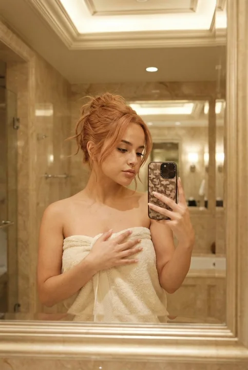 豪華な大理石のバスルームで、リラックスした気分で自分撮りをする鏡