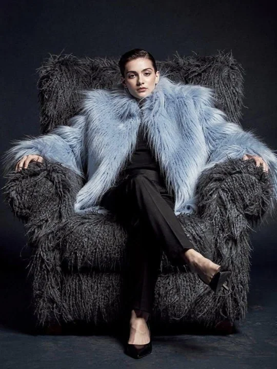 冰蓝皮草大衣的高级时尚大片