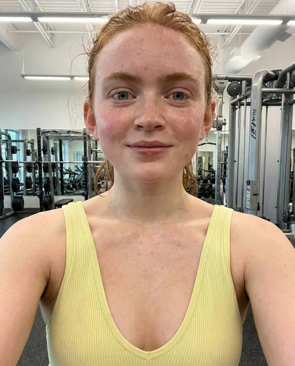 汗をかいて赤くなった高角度のフィットネスセルフィー