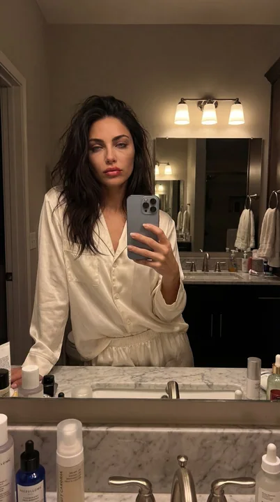 バスタブの柔らかな光の中で、くつろぎながら魅惑的なセルフィー