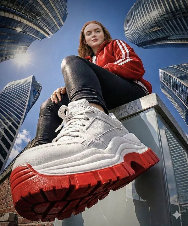 魚眼レンズの下で、屋上に立つ赤い服を着た潮鞋の少女