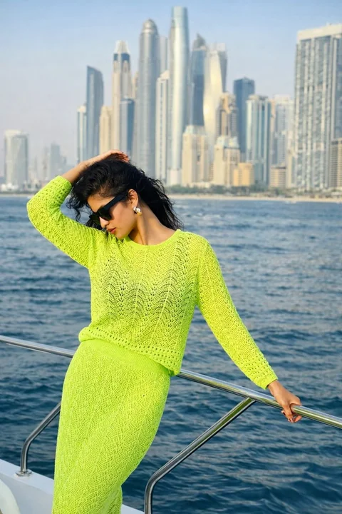 碧海游艇上的荧光绿佳人