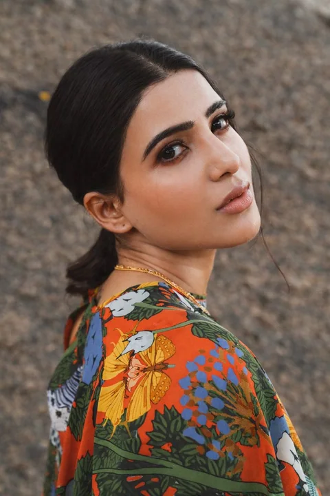 Портрет девушки в ярко-красном платье с мягкой резьбой