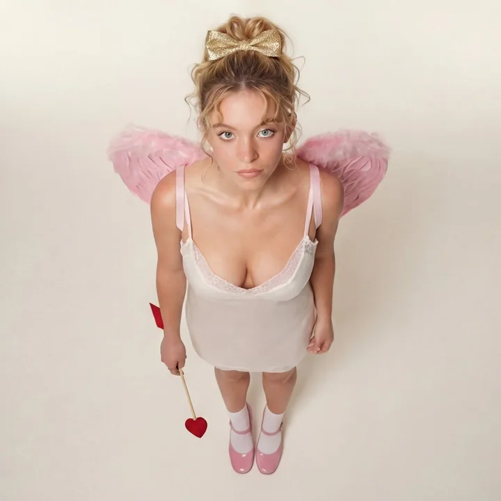 柔光下的粉色羽翼娇俏丘比特