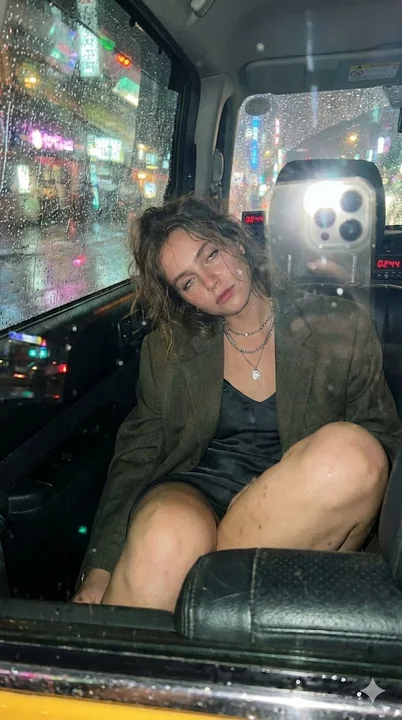 Ленивая и соблазнительная девушка в такси в дождливую ночь