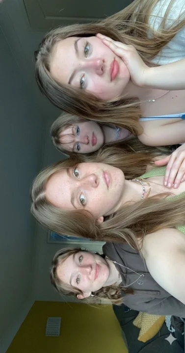 暖光下雀斑闺蜜的亲密自拍