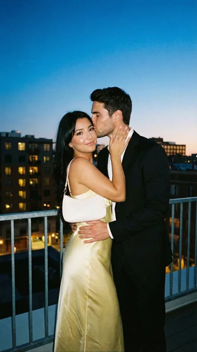 蓝调时刻屋顶直闪浪漫拥吻