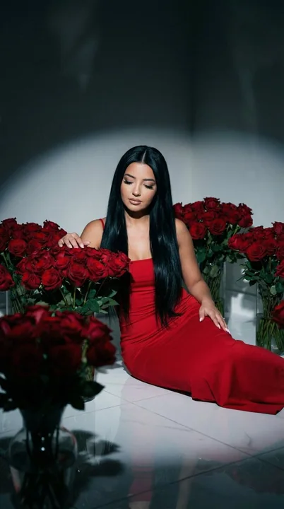 玫瑰花海中的暗调红裙美人