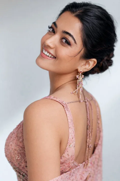 Слабо-розовый шелковый сари с вышивкой, изображающее мягкую полнокадровую портретную сцену