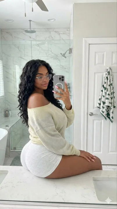 浴室镜前慵懒自拍的曲线少女