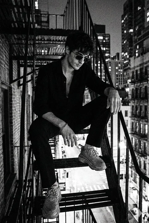 九十年代黑白胶片里的粗粝街头男