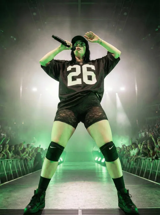 绿光舞台上的霸气女歌手