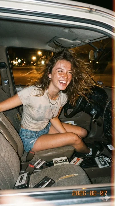 Fille sur le siège passager sous les flashs rétro des années 90