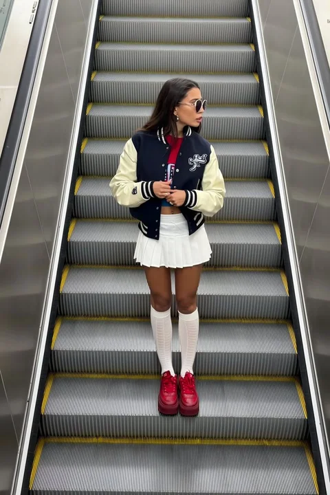 俯拍扶梯上的甜辣穿搭