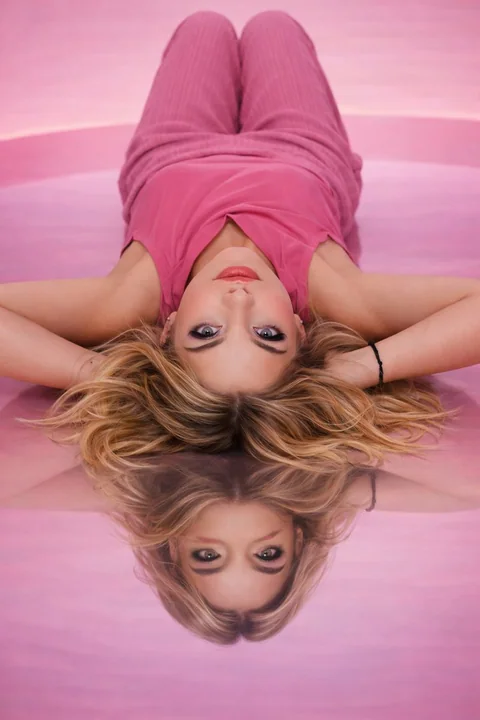 极简粉调少女的高定时尚人像