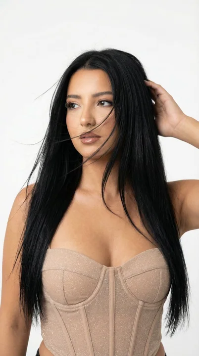 韩系高调棚拍黑发美人