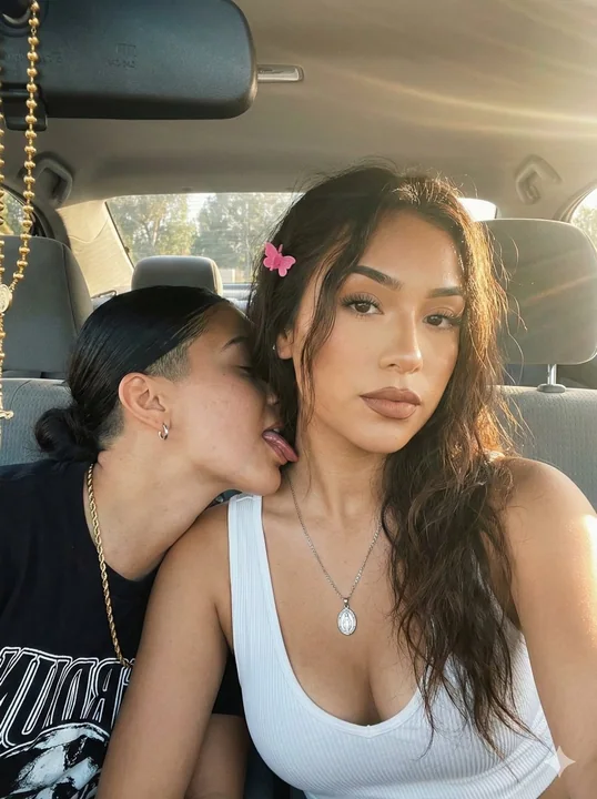 黄昏车内暧昧自拍，轻舔脖颈的诱惑