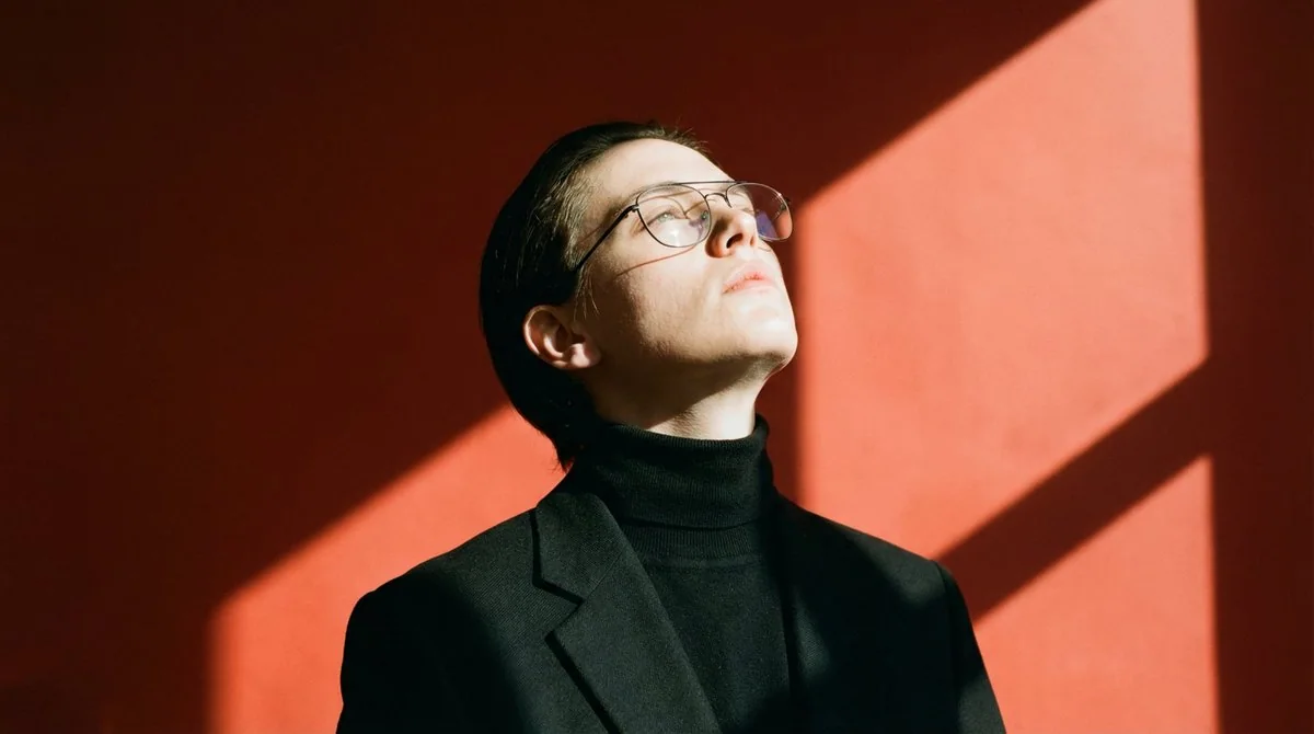 الشمس المائلة تقطع ظلال مثلثات حادة في تفاصيل فائقة الواقعية