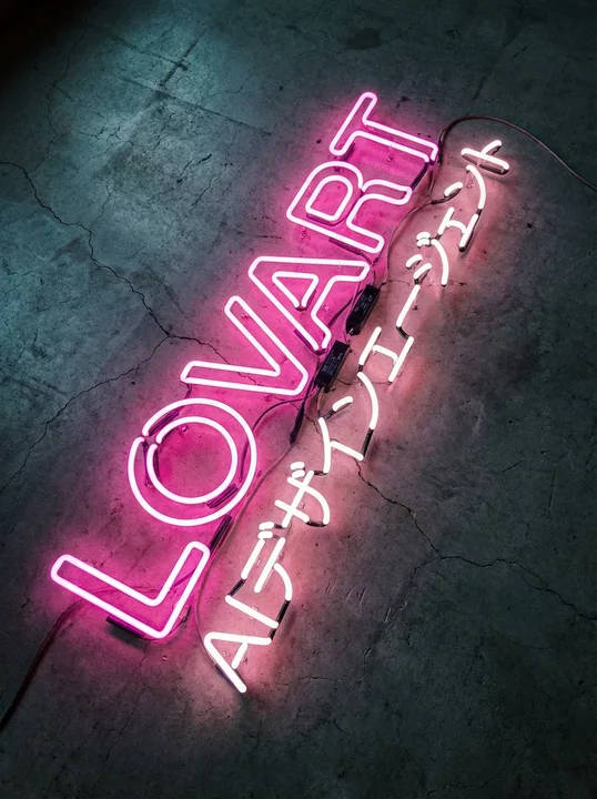 水泥地上的柔粉霓虹灯管艺术