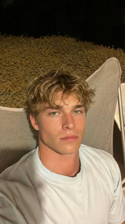 夜色中金发帅哥的慵懒自拍