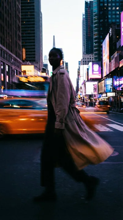 映画級のダイナミックなブラーを施したファッションポートレート