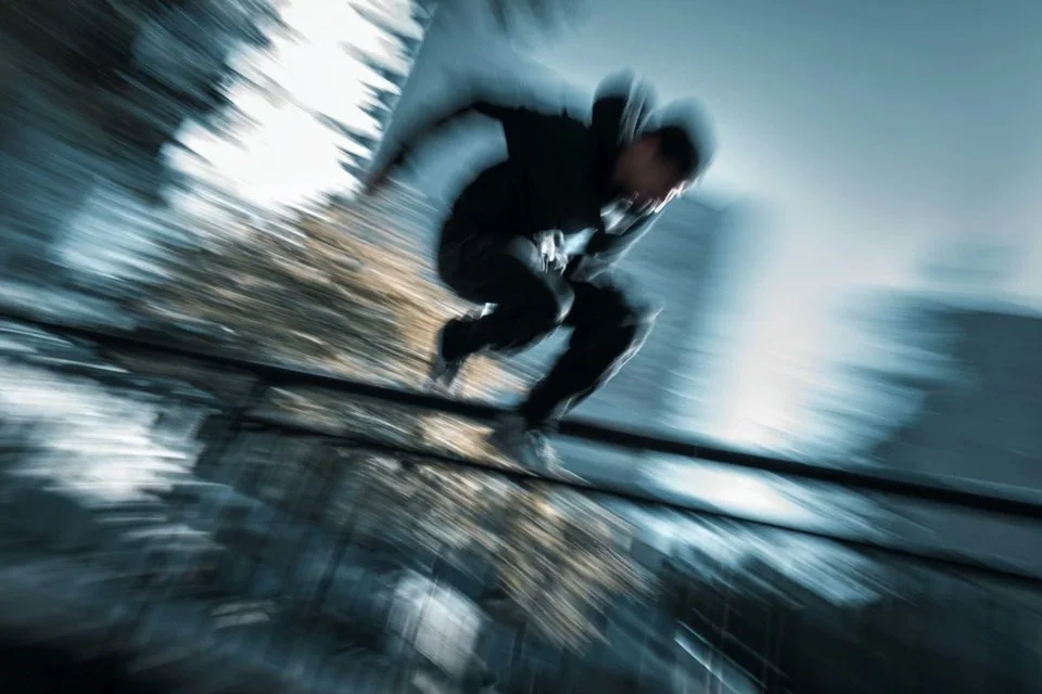 极简高对比彩色运动残影