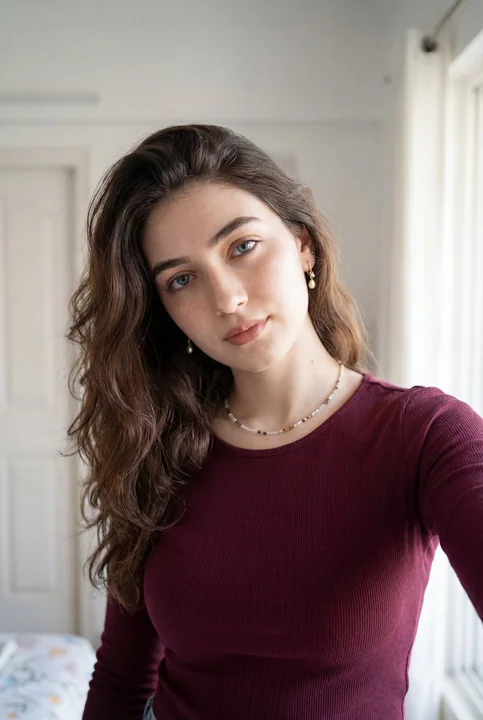 Тёплый селфи девушки в винно-красном свитере