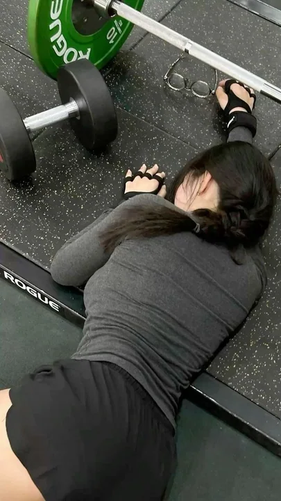 力竭倒地：ハードルトレーニング後のフィットネスガール