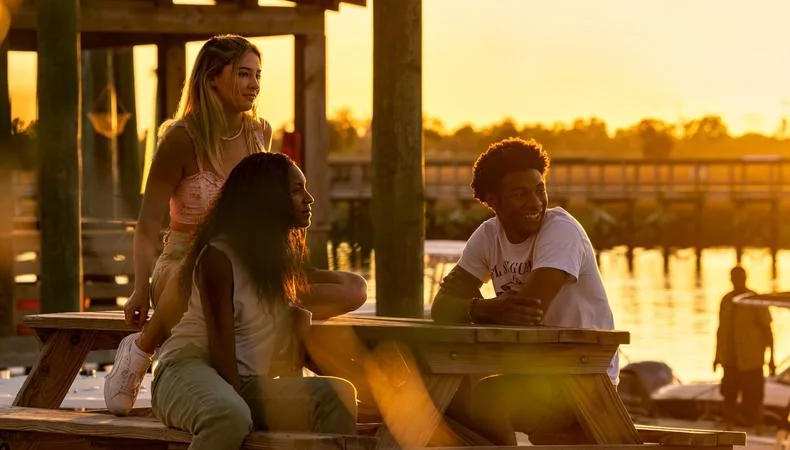 码头落日余晖下的青春笑语