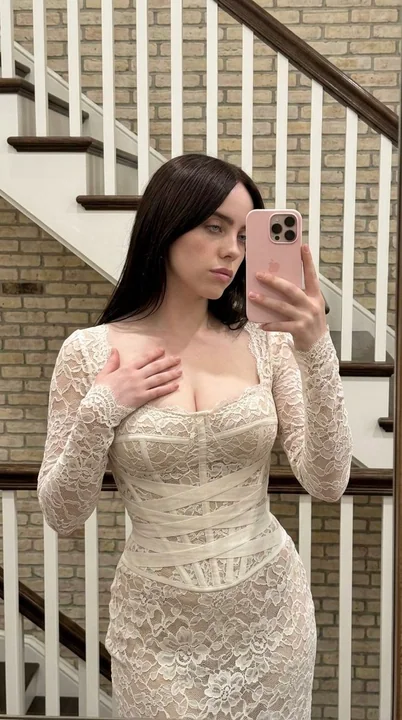 碧梨蕾丝长裙镜前绝美自拍