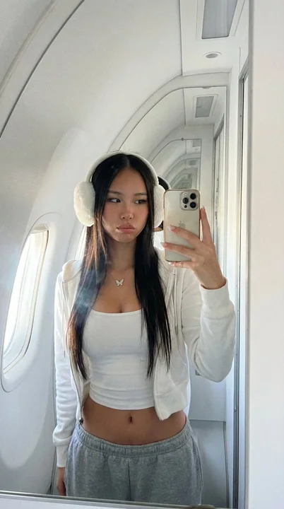 私人飞机上的超真实奢华自拍