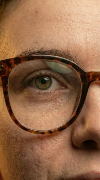 超写实复古眼镜少女特写