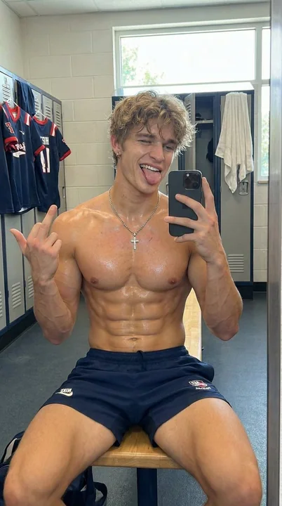 健身房更衣室肌肉型男镜子自拍