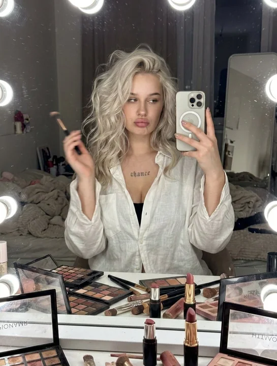 慵懒金发女郎的深夜梳妆镜面自拍