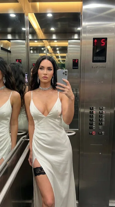 奢华电梯里的深V晚装自拍