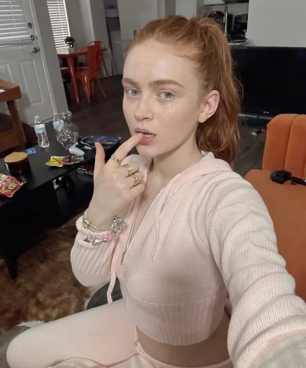 فتاة ترتدي ملابس داخلية باللون الوردي تلتقط صورة ذاتية متعبة ومرحة