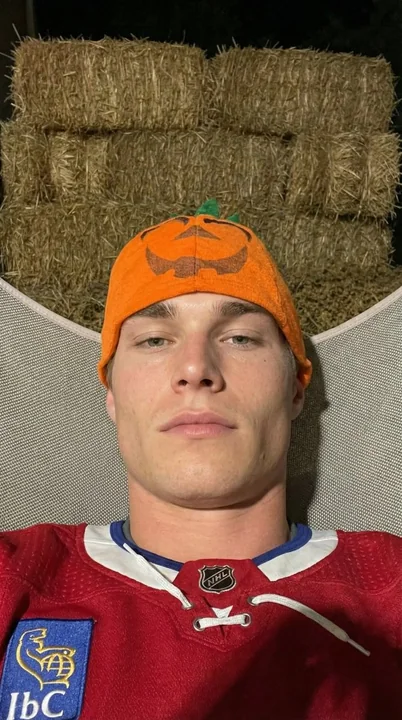 南瓜帽冰球少年的秋夜自拍