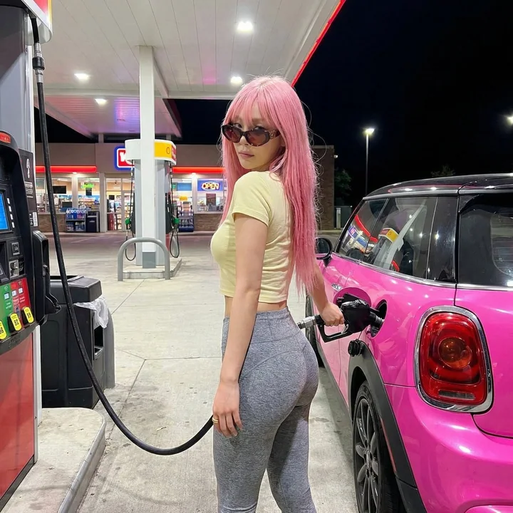 محطّة الوقود في ليلٍ مُليّنة تُخطف الأنفاس بجمالها وعفويّتها ونظراتها المُبهِرة