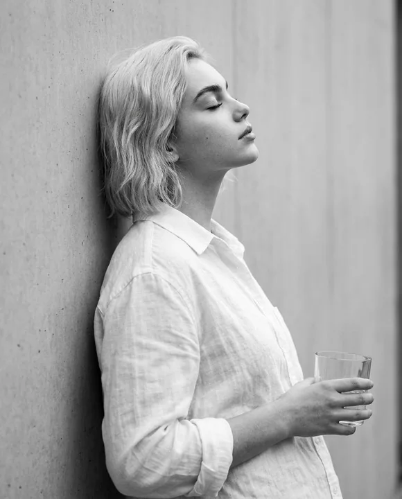 صورة بانورامية باللونين الأبيض والأسود لوجه شخص يتأمل من الجانب