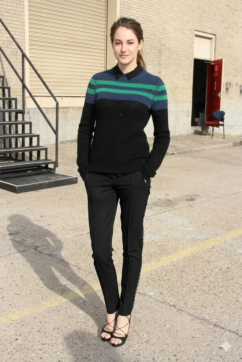 ストライプのセーターを着た少女のスナップショット、インダストリアルな背景の下で