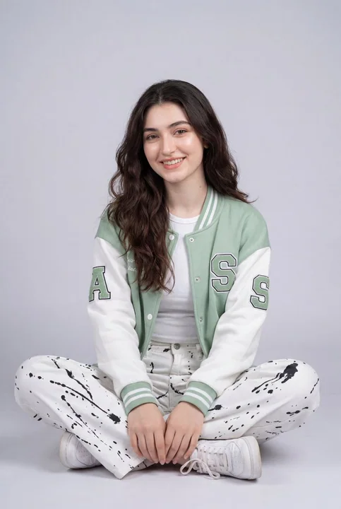 فتاة شابة ترتدي جاكيت أخضر وأبيض من نوع治愈系 في استوديو تصوير