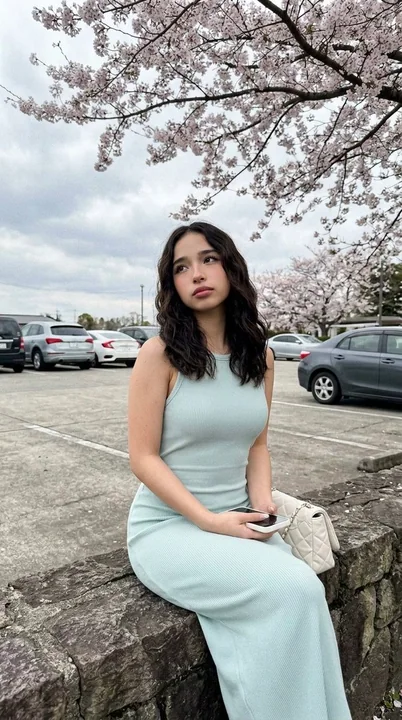 春日樱花树下的薄荷蓝少女