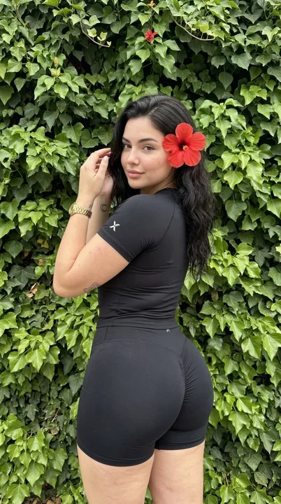 黑色紧身运动服辣妹回眸