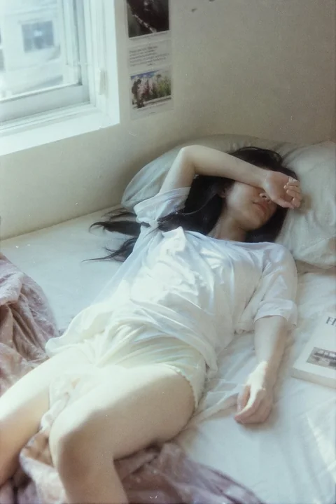 فتاة يابانية على فيلم في يوم صيفي هادئ